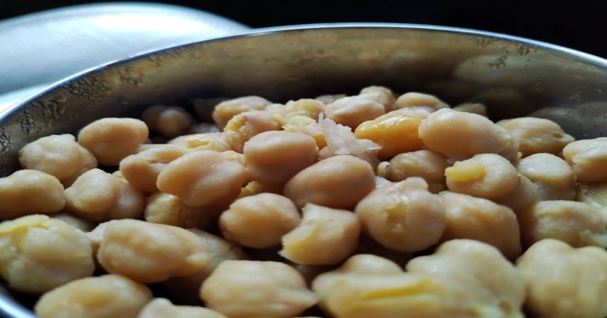 Chickpeas highlighted for their protein value among high protein foods for muscle growth strategies.