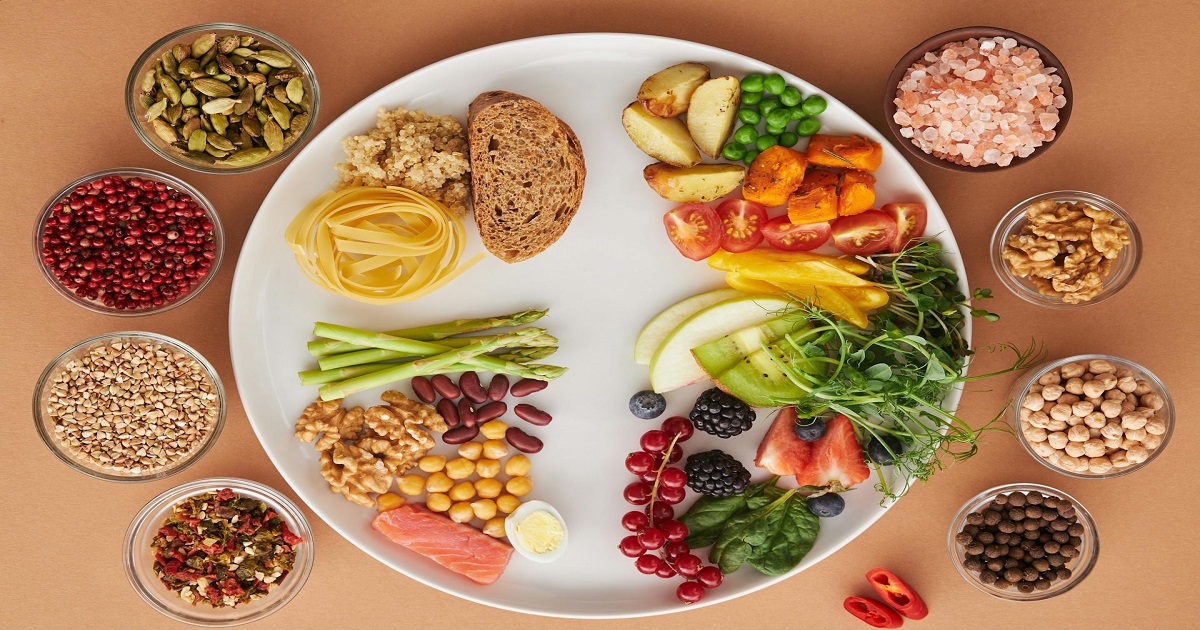 Balanced plate showing fruits, vegetables, whole grains, legumes, nuts, and lean protein foods